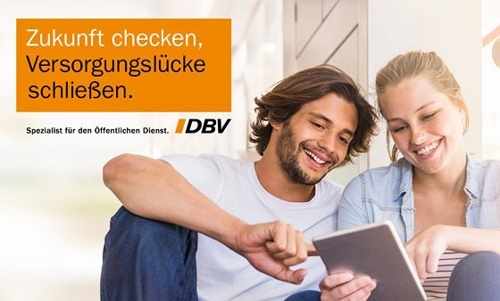 Kampagnenbild Vorsorge-Check von DBV - Junges Pärchen schaut fröhlich auf Tablet Junges Pärchen schaut fröhlich auf Tablet - Vorsorge-Check von DBV