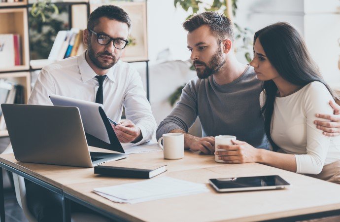 Kunden unterhalten sich mit einem AXA Berater Kunden unterhalten sich mit einem AXA Berater