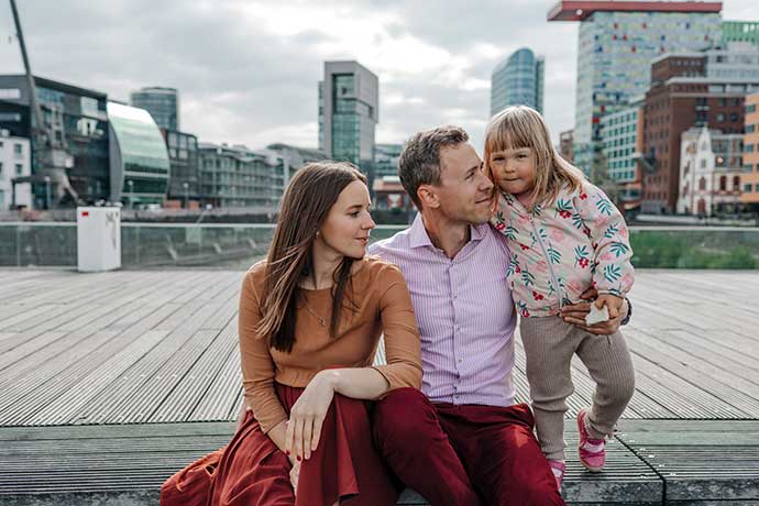 Junge Familie vertraut Versicherungen von AXA Junge Familie vertraut Versicherungen von AXA
