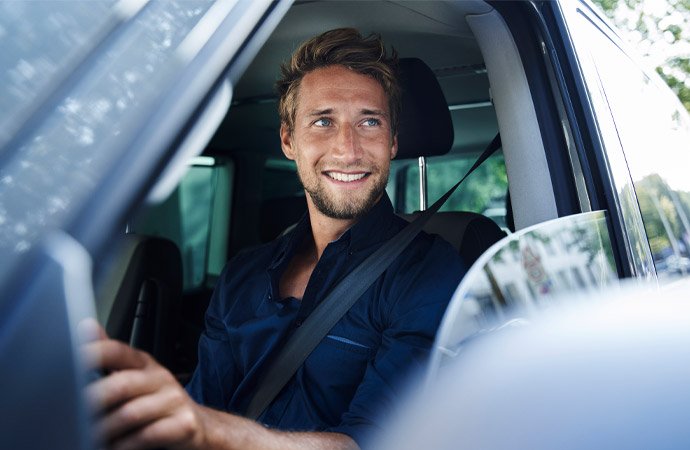 mann-am-steuer-guckt-laechelnd-aus-dem-fenster-690x450.jpg mann-am-steuer-guckt-laechelnd-aus-dem-fenster-690x450.jpg