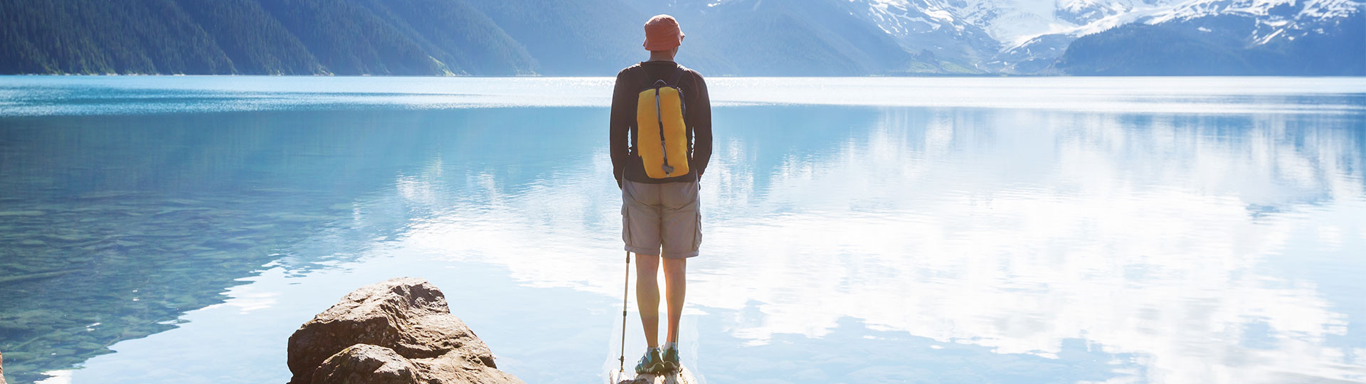 Wanderer an einem See im Gebirge