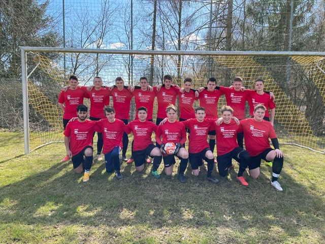Neue Aufwärm-Trikots für die U18 der 1. JFG Rhön