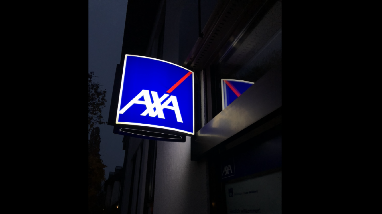 AXA Berlin Jan Trautmann | AXA-Schild bei Nacht