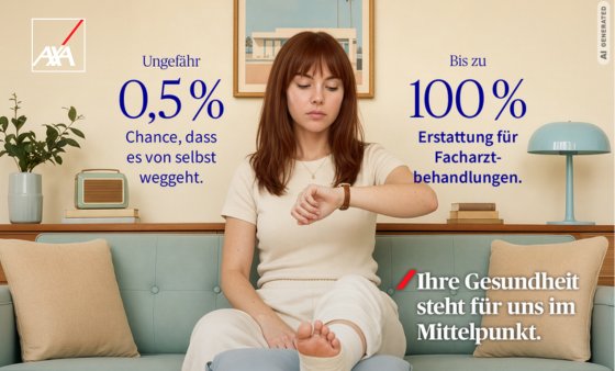 Eine Frau sitzt auf der Couch und schaut auf ihre Armbanduhr. Ihr Fuß ist bandagiert.