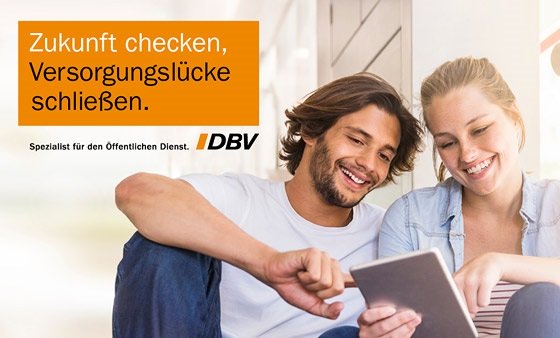 Junges Pärchen schaut fröhlich auf Tablet - Vorsorge-Check von DBV