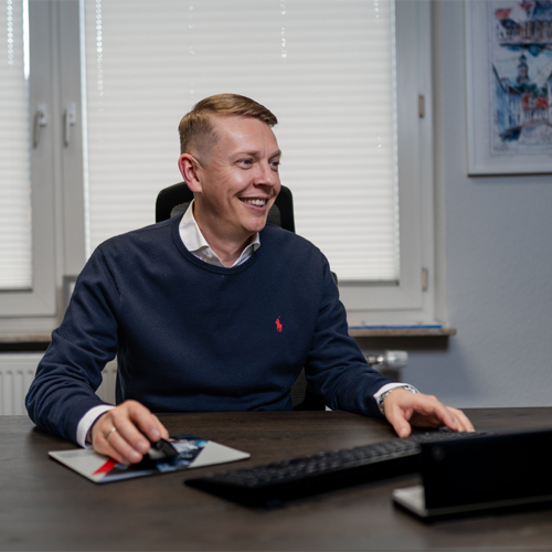 Kunde kontaktiert seinen AXA bzw. DBV Betreuer 