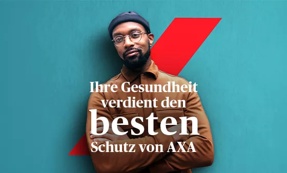 Ein Mann mit schwarzem Bart, Brille und Dockercap, lehnt an einer türkisen Wand. Er hat die Arme verschränkt und eine Hellbraune Lederjacke an.