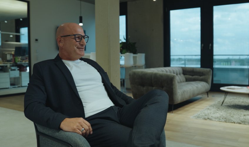 In diesem Video wird die AXA Versicherung Decker vorgestellt.
