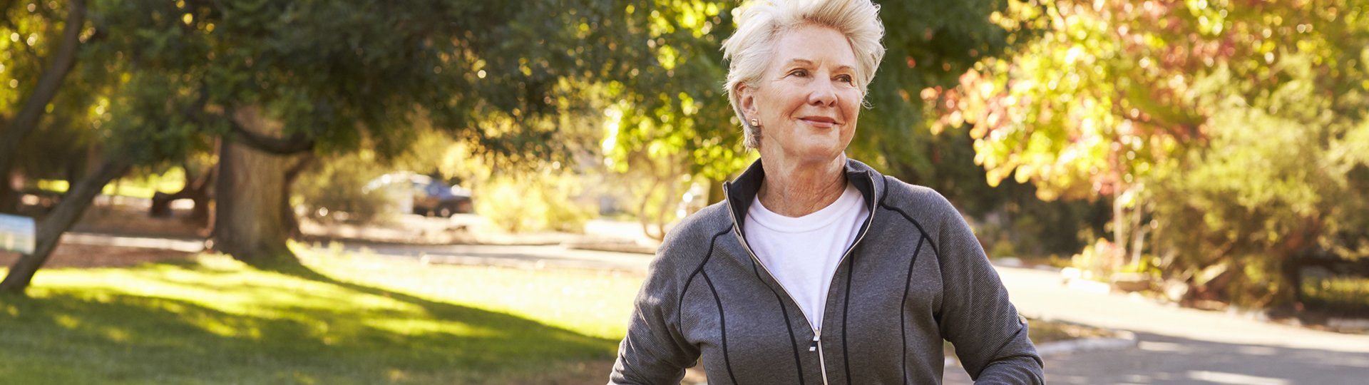 Eine Seniorin joggt im Park