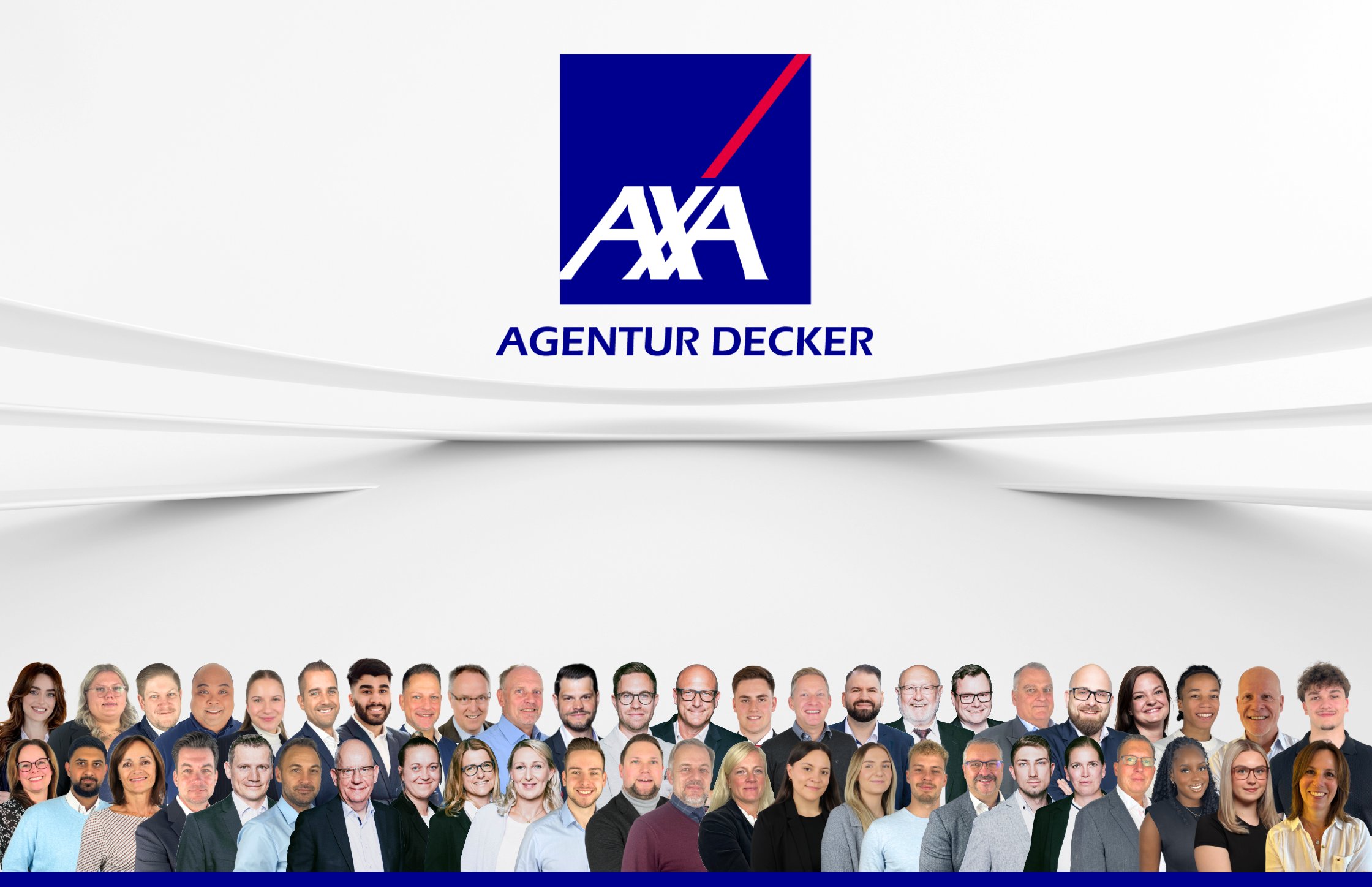 Gruppenbild von rund 30 Mitarbeitenden der AXA Agentur Decker vor gr&uuml;nem Hintergrund mit dem wei&szlig;en AXA-Logo und dem Slogan &bdquo;Service / neu definiert&ldquo;. Unten ist ein roter Balken eingeblendet.