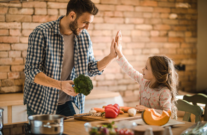 Hausratversicherung | AXA Kreidel & Scharff oHG in Koblenz AXA Koblenz Kreidel & Scharff oHG - Vater und Tochter kochen in Küche
