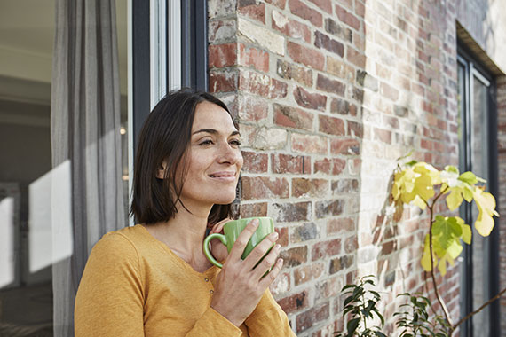 u.di - Versorgungswerke | Frau mit Tasse u.di - Versorgungswerke | Frau mit Tasse