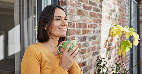 AXA  AC Service Center Tauber GmbH Tauberbischofsheim Frau entspannt sich auf dem Balkon