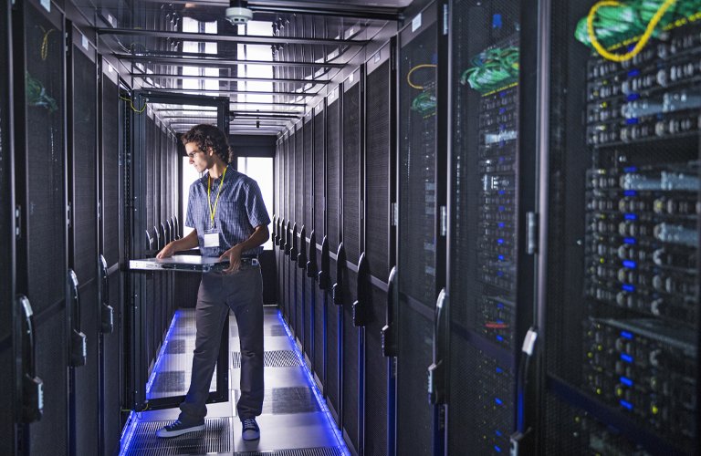 it-mitarbeiter-in-server-raum-768x500.png it-mitarbeiter-in-server-raum-768x500.png