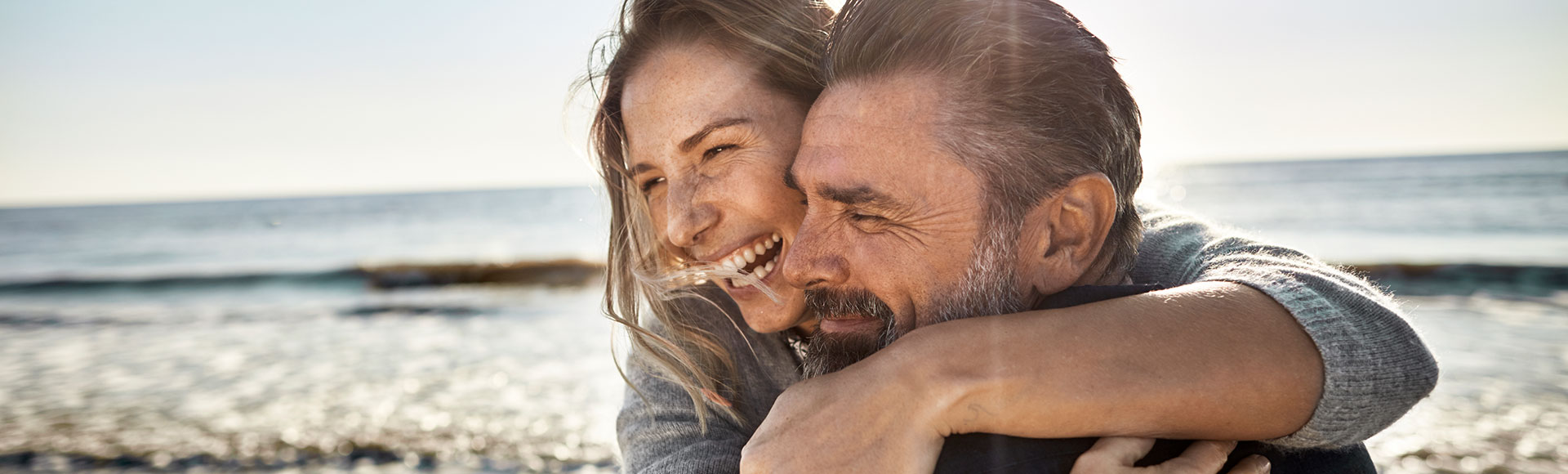 AXA Bremen fair Finanzpartner oHG | Relax Rente Pärchen glücklich am Strand AXA Bremen fair Finanzpartner oHG | Relax Rente Pärchen glücklich am Strand