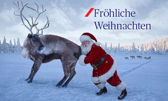 Der Weihnachtsmann versucht ein Rentier zu schieben