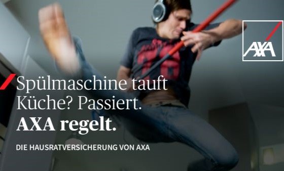 Ein Mann mit Kopfhörern spielt auf seinem Besen in der Küche Luftgitarre