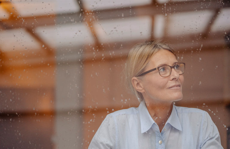 frau-mit-brille-guckt-aus-scheibe-mit-regentropfen-768x500.jpg frau-mit-brille-guckt-aus-scheibe-mit-regentropfen-768x500.jpg