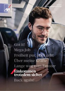 Ein junger Mann sitzt in einem Zug am Fenster. Er arbeitet konzentriert an einem Tablet. Auf dem Bild sind Werbeslogans zu sehen, darunter „Einkommen trotzdem sicher“. Die Szene vermittelt eine berufliche Tätigkeit unterwegs.