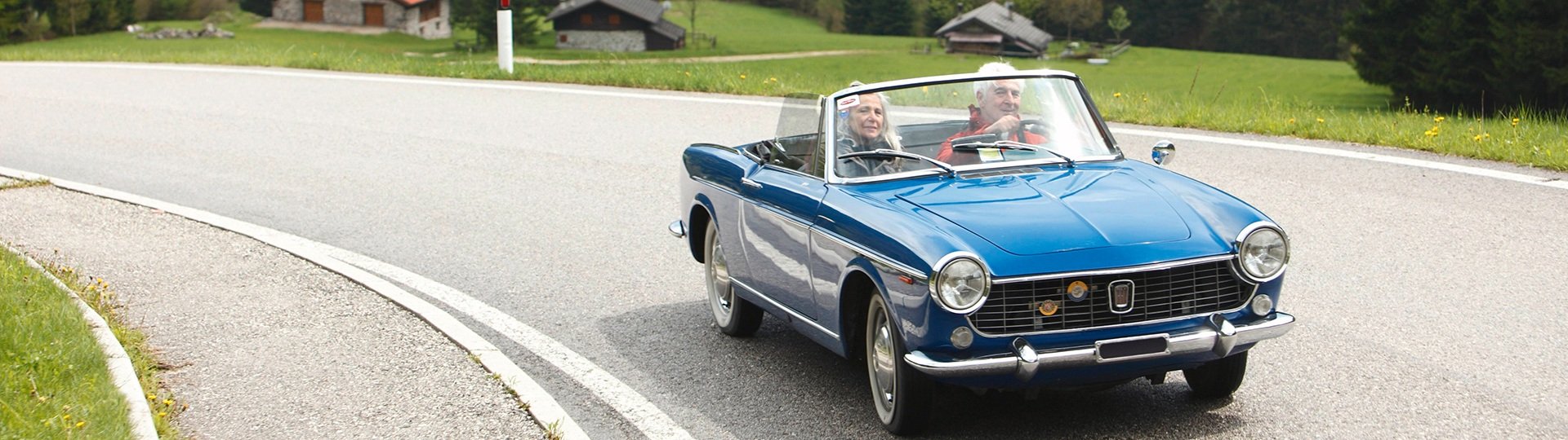 Paar ist mit ihren blauen Oldtimer unterwegs