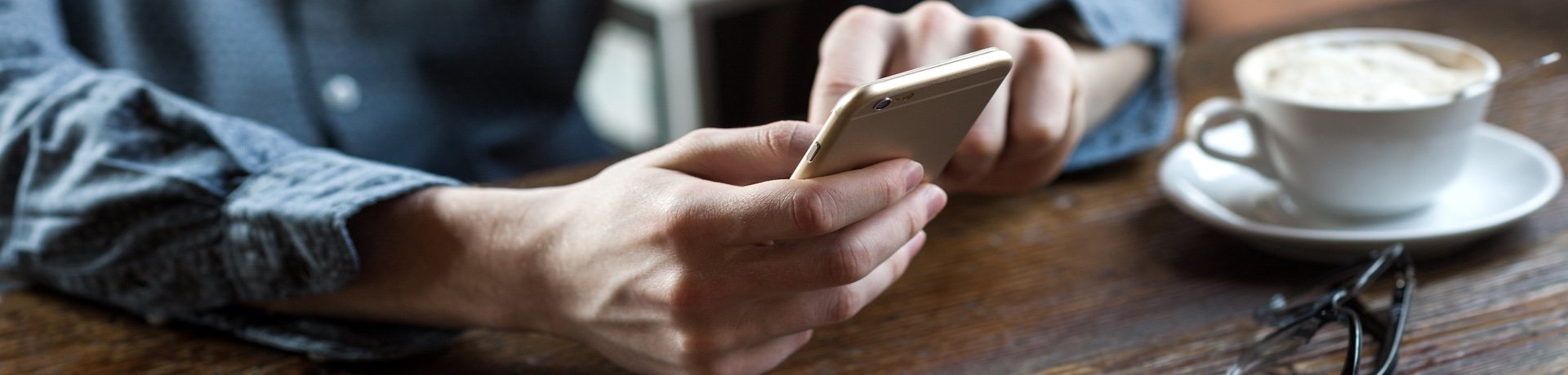 AXA Bremen fair Finanzpartner oHG | Stationäre Zusatzversicherung Kaffee mit Handy AXA Bremen fair Finanzpartner oHG | Stationäre Zusatzversicherung Kaffee mit Handy