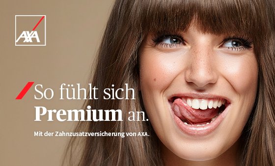 Eine Frau lächelt und zeigt dabei ihre Zähne. Sie leckt sich mit der Zunge über die oberen Zähne.