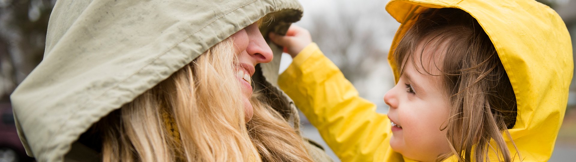 basisrenten-mutter-mit-kind-im-regen.jpg