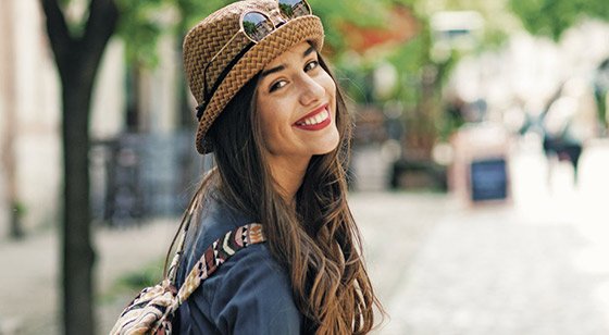 Junger Mann mit Smartphone