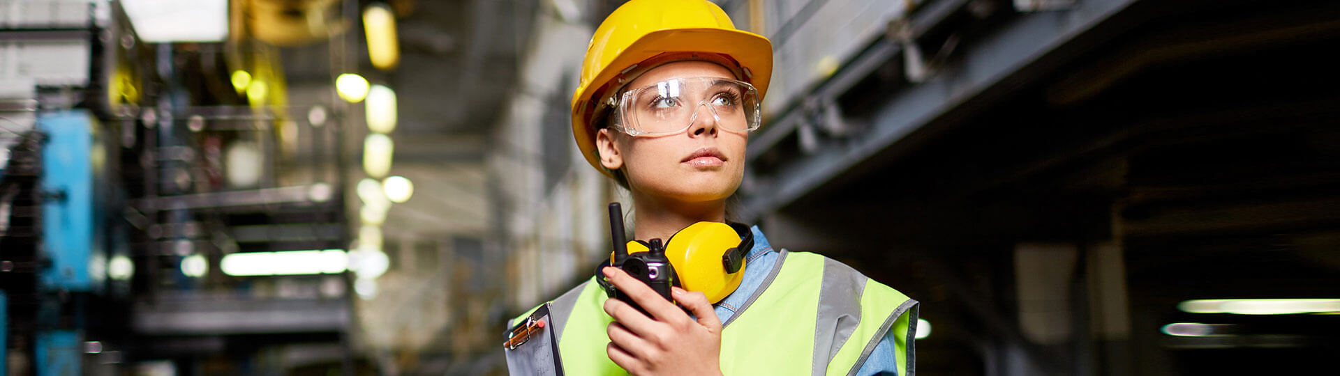 Montageversicherung - Frau mit Schutzkleidung auf Baustelle