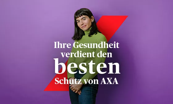 Eine Frau mit schwarzem Haar, grünem Pullover und blauer Jeans leht an einer lila Wand.