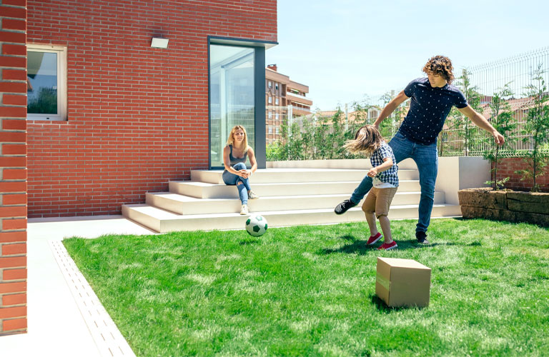 mann-und-kind-spielen-im-garten-fussball-frau-guckt-zu-768x500.jpg mann-und-kind-spielen-im-garten-fussball-frau-guckt-zu-768x500.jpg