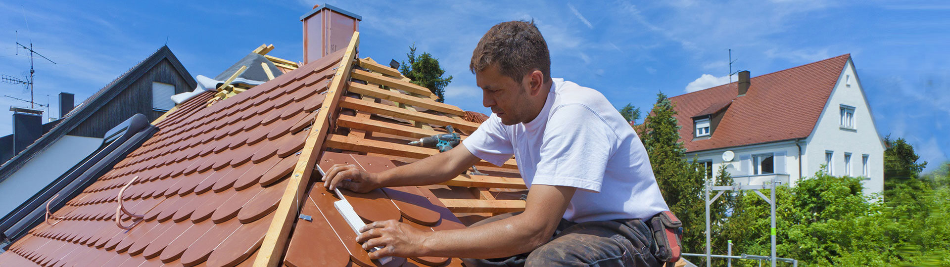 Bauleistungsversicherung - Dachdecker bei der Arbeit