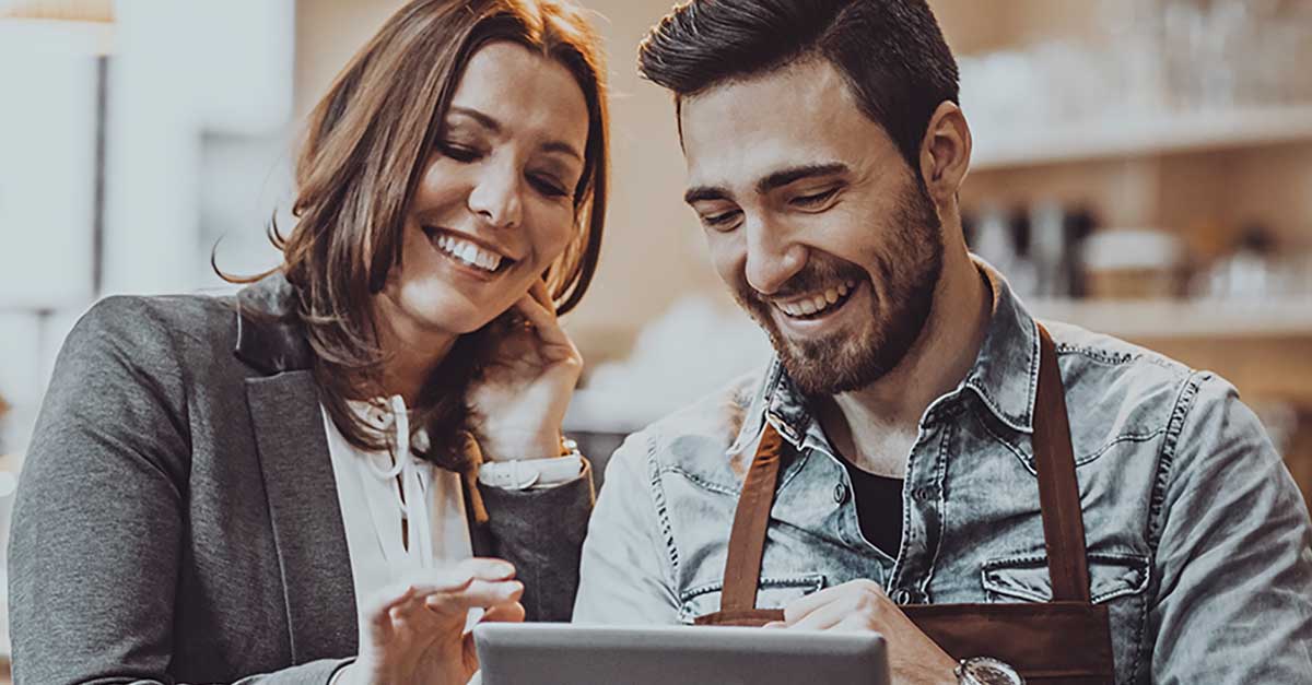 AXA Bremen fair Finanzpartner oHG | Familienunternehmen Mann und Frau lachen AXA Bremen fair Finanzpartner oHG | Familienunternehmen Mann und Frau lachen