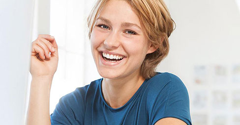 AXA Steffen Wulfes Sassenburg Frau blickt optimistisch in die Zukunft