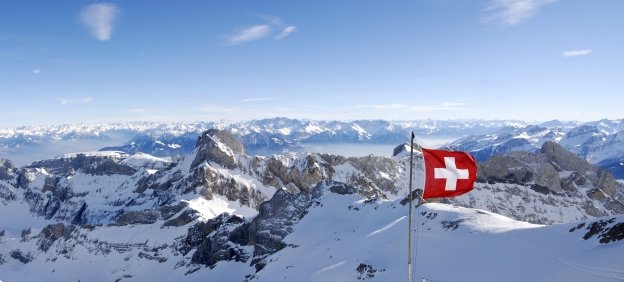 AXA Jens Haufe Waldshut-Tiengen Frau entspannt sich auf dem Balkon