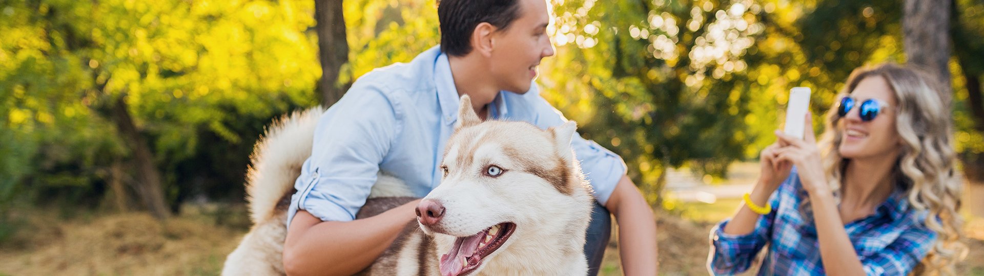 AXA Bremen fair Finanzpartner oHG | BOXflex Tierhalterhaftpflichtversicherung Pärchen mit Hund im Wald