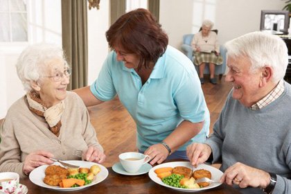 Rentner beim Essen