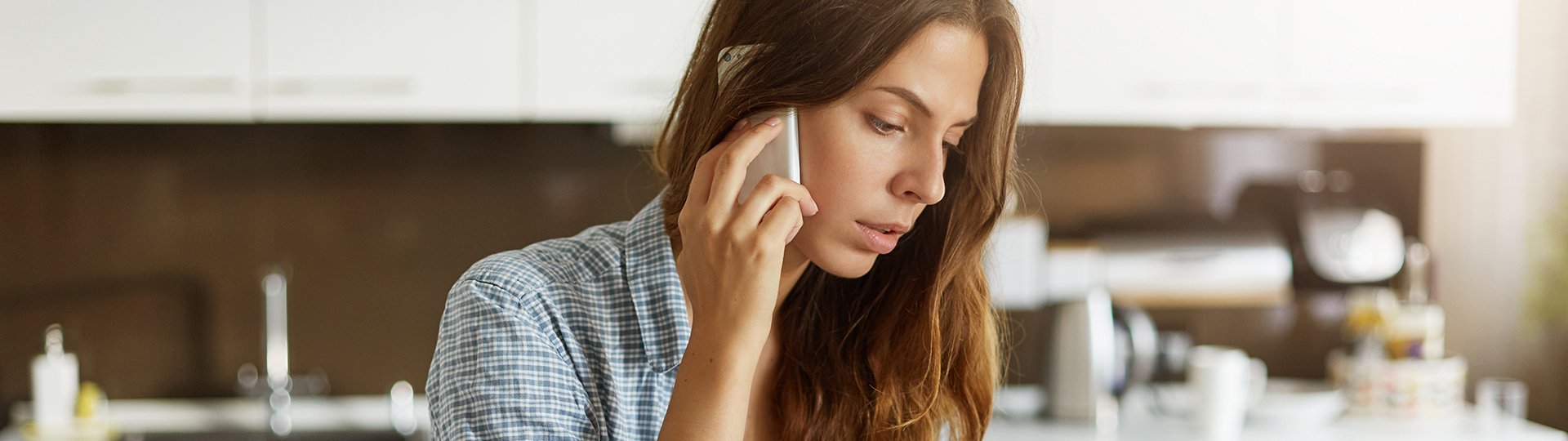 vorsorge-frau-telefoniert-und-informiert-sich-ueber-ihre-altersvorsorge.jpg