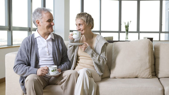 AXA Bremen fair Finanzpartner oHG | Glasversicherung Altes Ehepaar trinkt Kaffee auf der Couch AXA Bremen fair Finanzpartner oHG | Glasversicherung Altes Ehepaar trinkt Kaffee auf der Couch