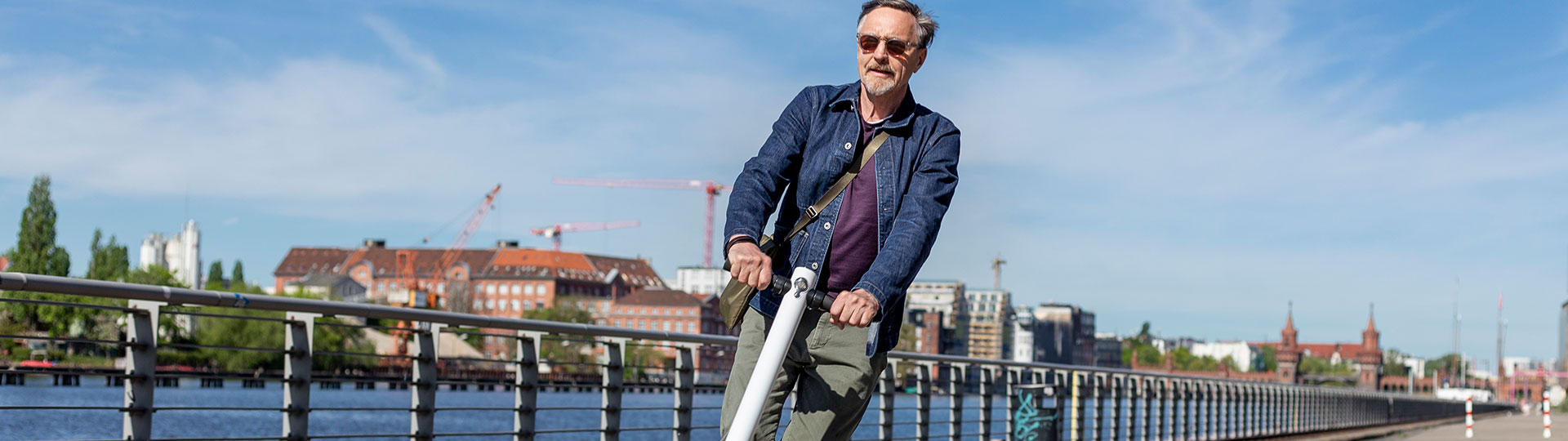 AXA fair Finanzpartner oHG Bremen Mann auf E-Scooter