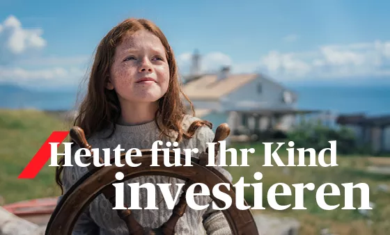 Ein Kind steht an einem Schiffsteuerrad und schaut in den Himmel