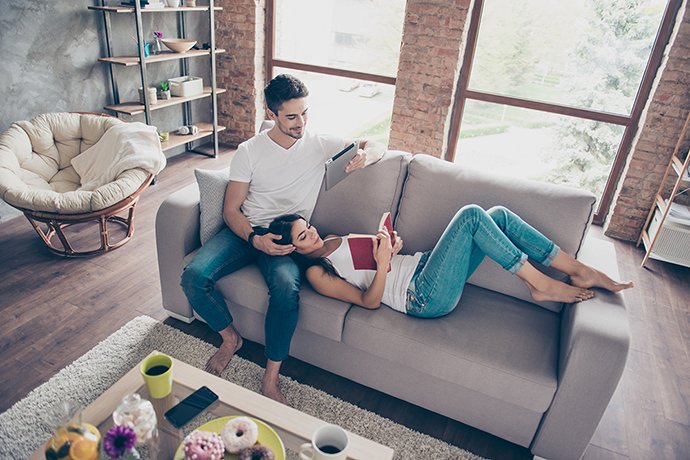AXA Bremen fair Finanzpartner oHG | Investmentlösungen Pärchen entspannt auf Couch AXA Bremen fair Finanzpartner oHG | Investmentlösungen Pärchen entspannt auf Couch