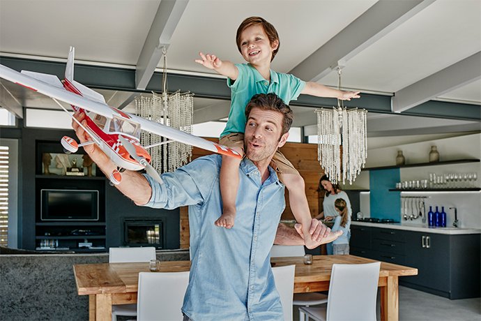 AXA Bremen fair Finanzpartner oHG | Relax Rente Mann spielt mit Kind AXA Bremen fair Finanzpartner oHG | Relax Rente Mann spielt mit Kind