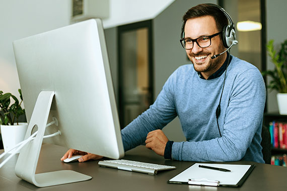 AXA Kfz Betreuer – immer für Sie da! Kundenberater bei einem Kundengespräch mit Headset
