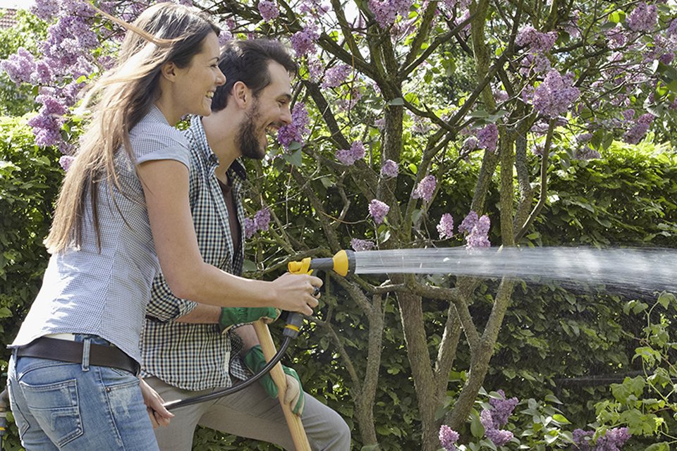 wasserschadenhaftpflicht-paar-mit-gartenschlauch960x640.png