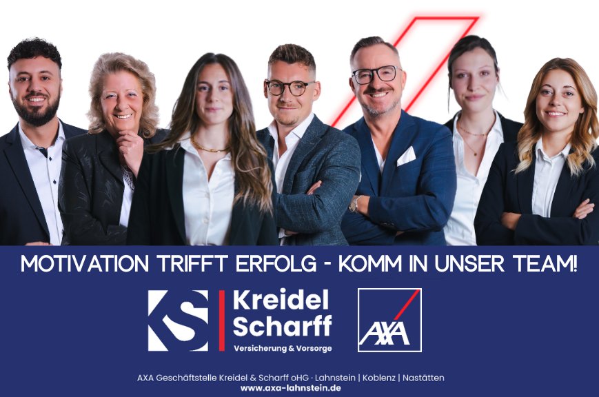 Team Kreidel & Scharff sucht Verstärkung Sieben Teammitglieder der AXA Geschäftsstelle Kreidel & Scharff OHG stehen nebeneinander und lächeln in die Kamera. Im Hintergrund das AXA-Logo, unten der Slogan „Motivation trifft Erfolg – Komm in unser Team!“ mit Kontaktdaten und Logos der Agentur und AXA.