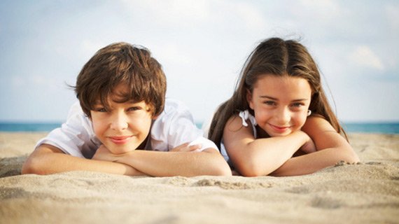 AXA Bremen fair Finanzpartner oHG Zwei Kinder relaxen am Strand AXA Bremen fair Finanzpartner oHG Zwei Kinder relaxen am Strand
