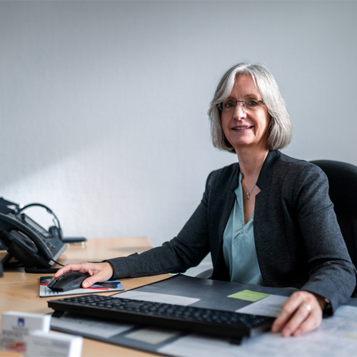 AXA Alexander Engelmann Leer Kunde kontaktiert seinen AXA bzw. DBV Betreuer 