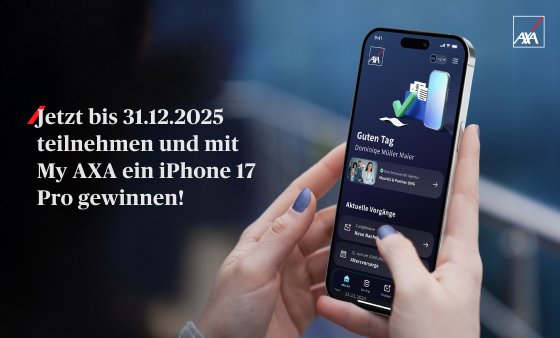 Ein Smartphone wird in den Händen gehalten und die My AXA App ist zu sehen.