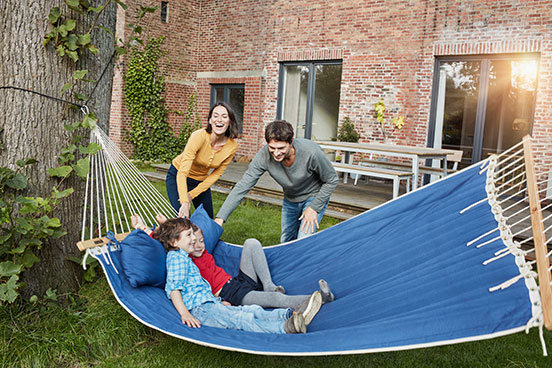 familie-spielt-in-haengematte.jpg familie-spielt-in-haengematte.jpg